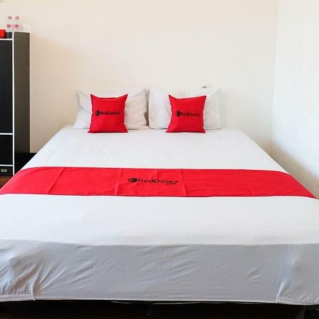 Отель Reddoorz Near Ahmad Yani Airport 3 Семаранг Экстерьер фото