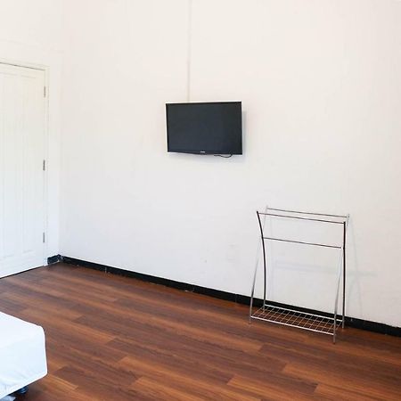 Отель Reddoorz Near Ahmad Yani Airport 3 Семаранг Экстерьер фото