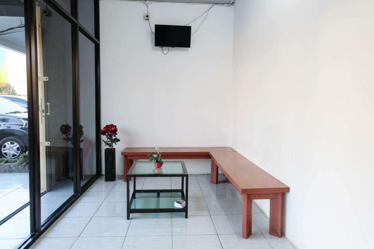 Отель Reddoorz Near Ahmad Yani Airport 3 Семаранг Экстерьер фото