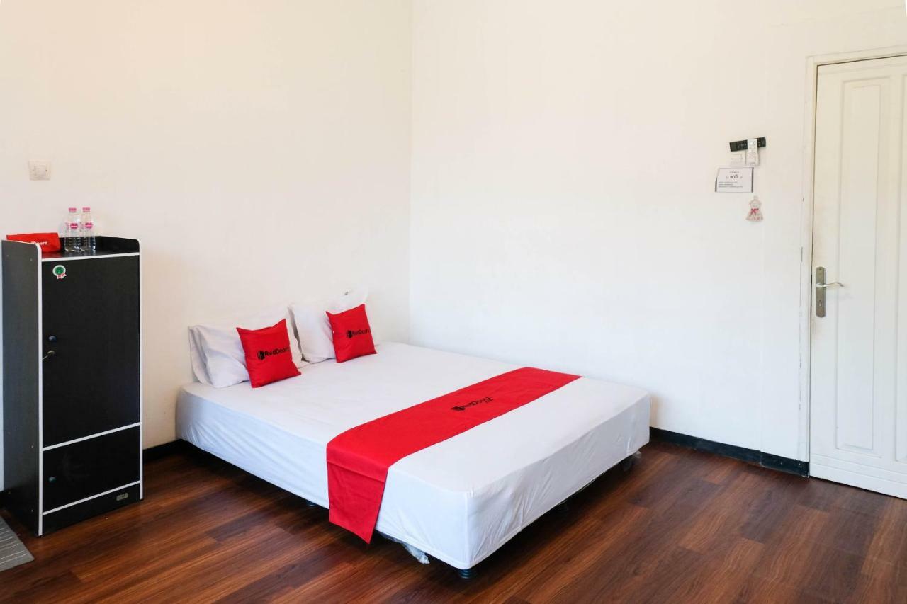 Отель Reddoorz Near Ahmad Yani Airport 3 Семаранг Экстерьер фото