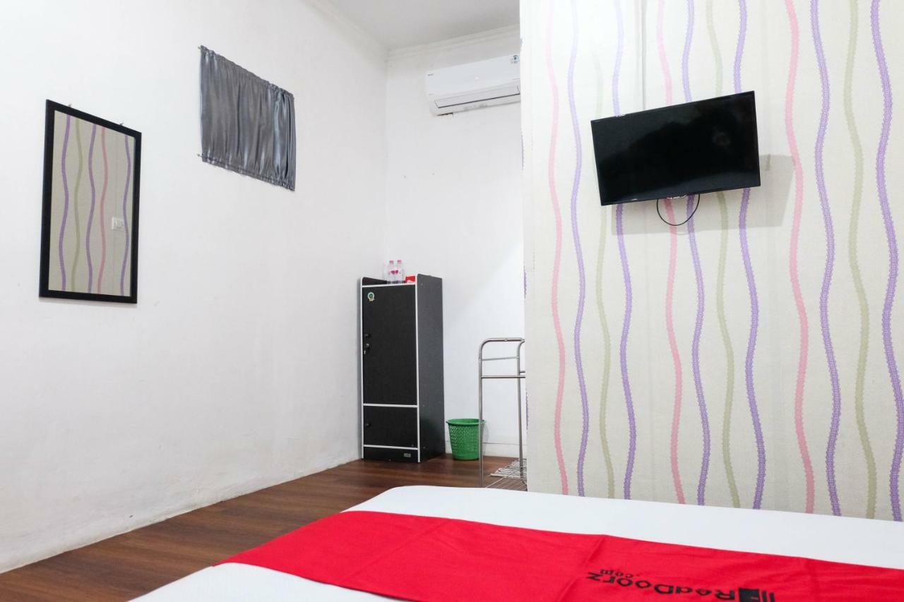 Отель Reddoorz Near Ahmad Yani Airport 3 Семаранг Экстерьер фото