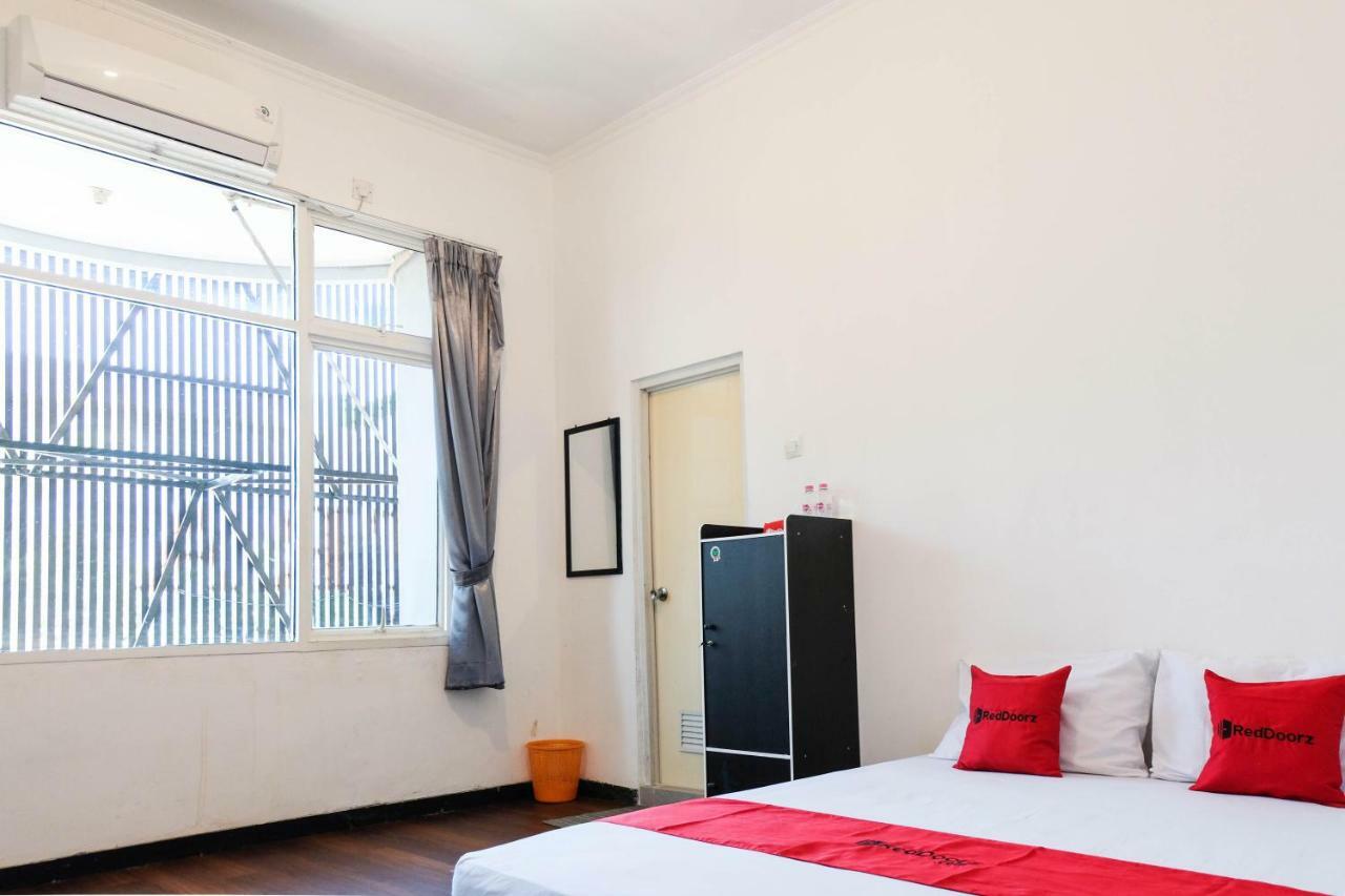 Отель Reddoorz Near Ahmad Yani Airport 3 Семаранг Экстерьер фото