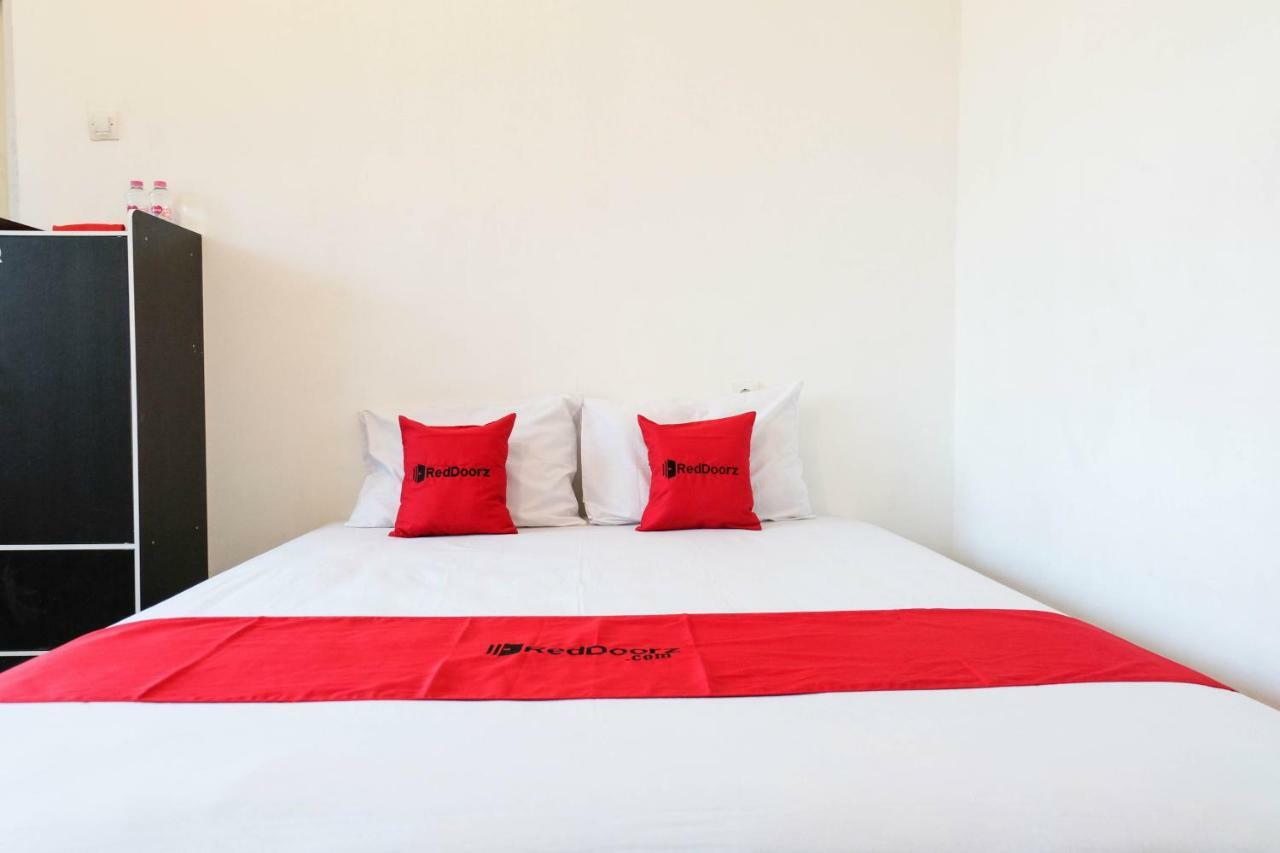 Отель Reddoorz Near Ahmad Yani Airport 3 Семаранг Экстерьер фото
