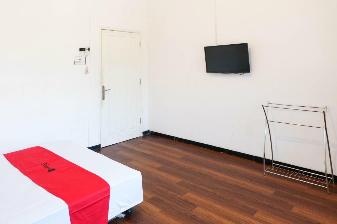 Отель Reddoorz Near Ahmad Yani Airport 3 Семаранг Экстерьер фото