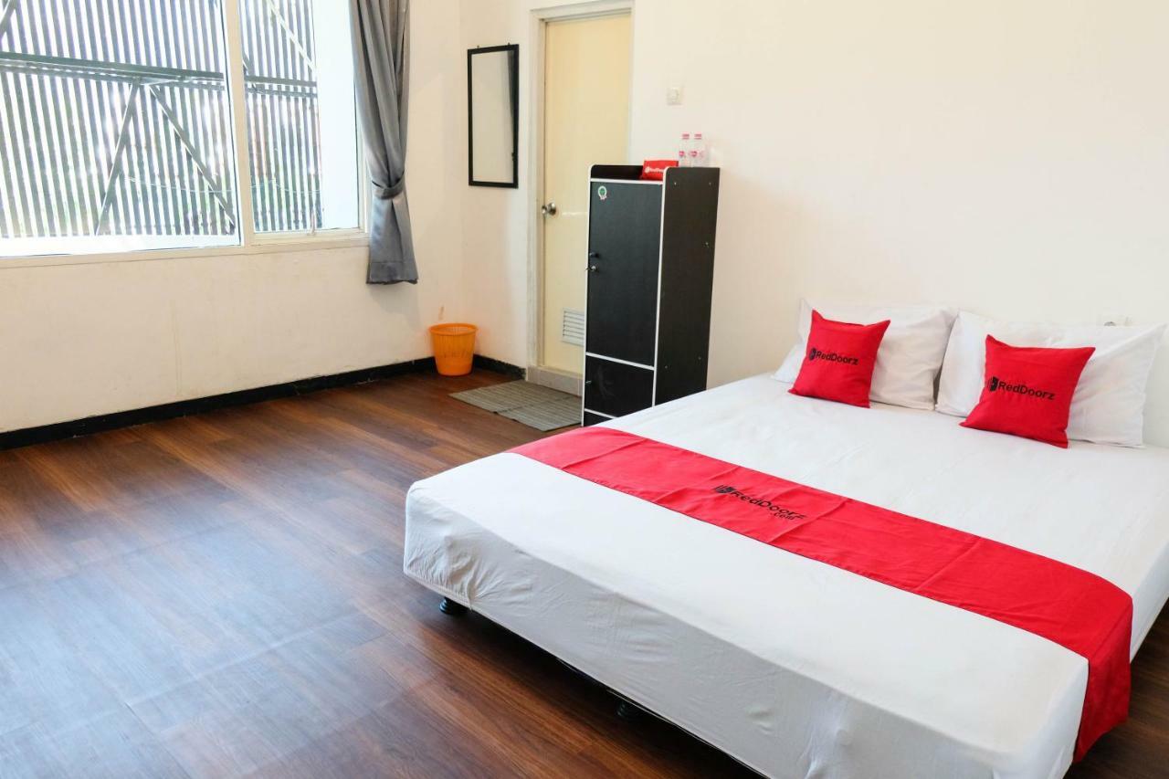 Отель Reddoorz Near Ahmad Yani Airport 3 Семаранг Экстерьер фото