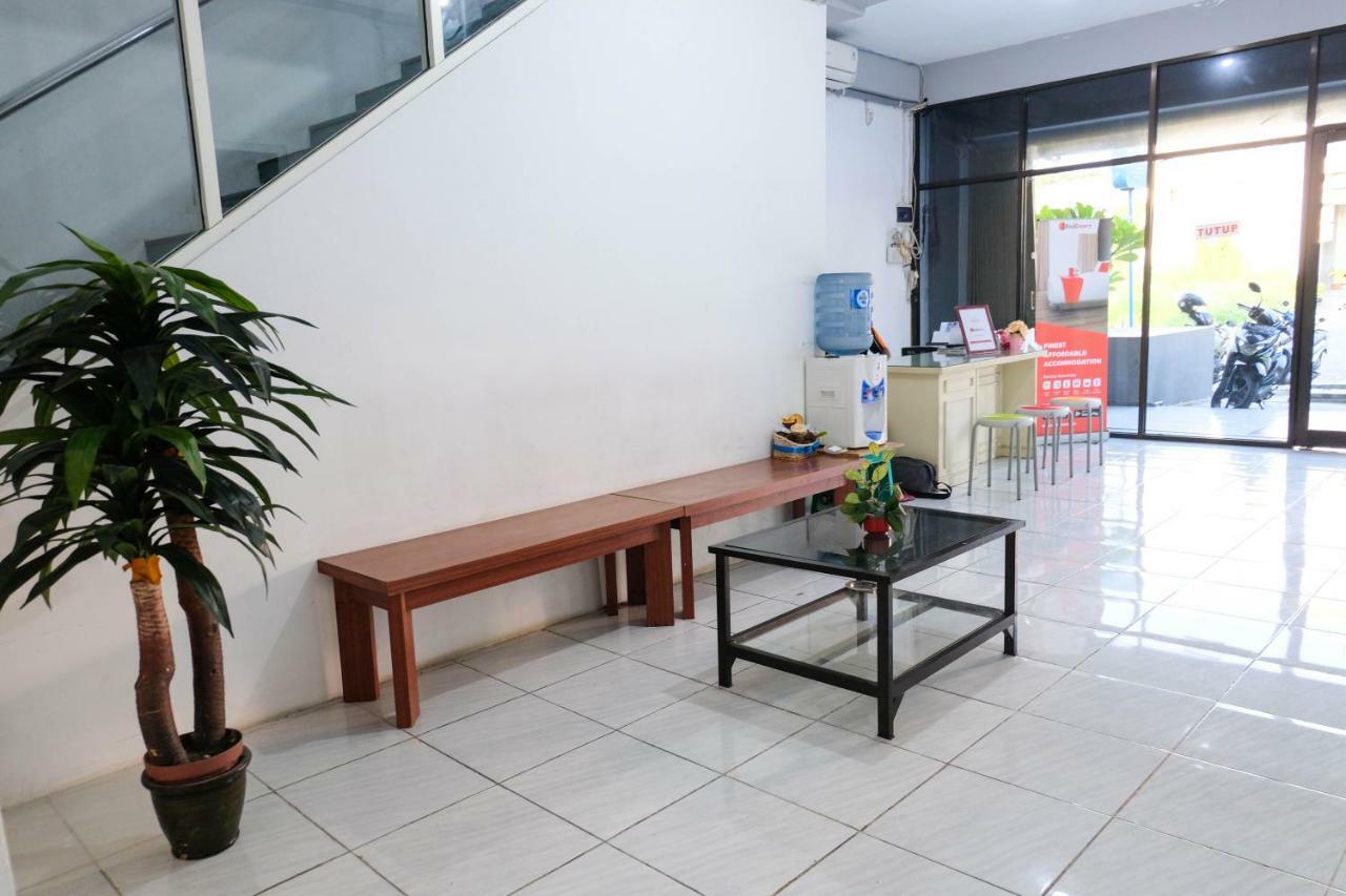 Отель Reddoorz Near Ahmad Yani Airport 3 Семаранг Экстерьер фото