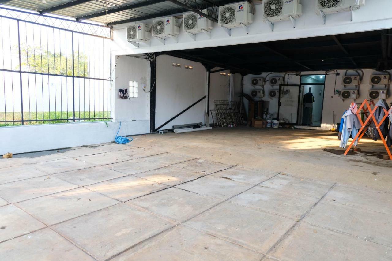 Отель Reddoorz Near Ahmad Yani Airport 3 Семаранг Экстерьер фото