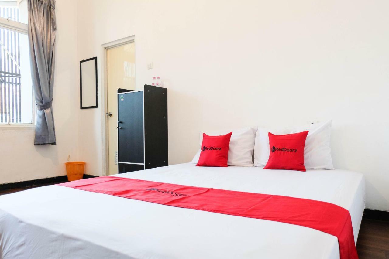 Отель Reddoorz Near Ahmad Yani Airport 3 Семаранг Экстерьер фото
