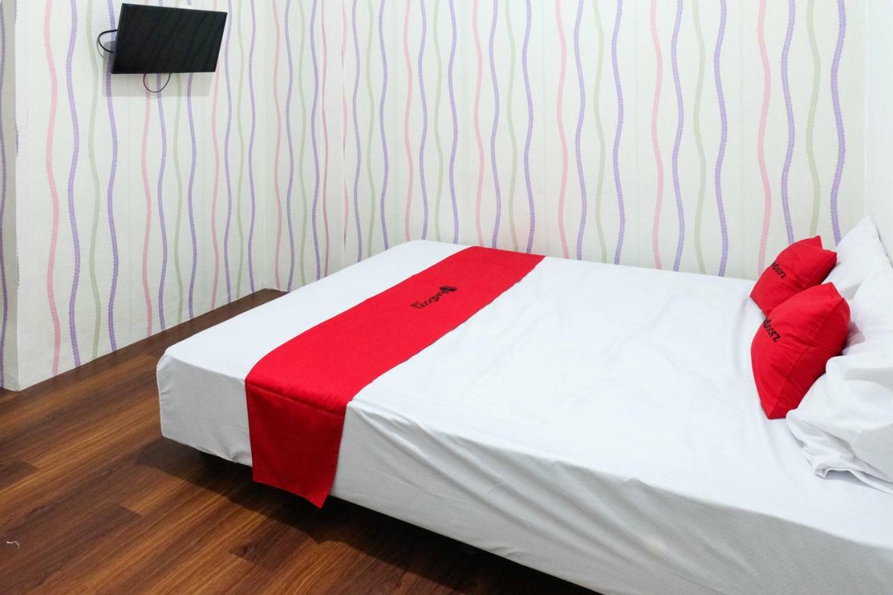 Отель Reddoorz Near Ahmad Yani Airport 3 Семаранг Экстерьер фото