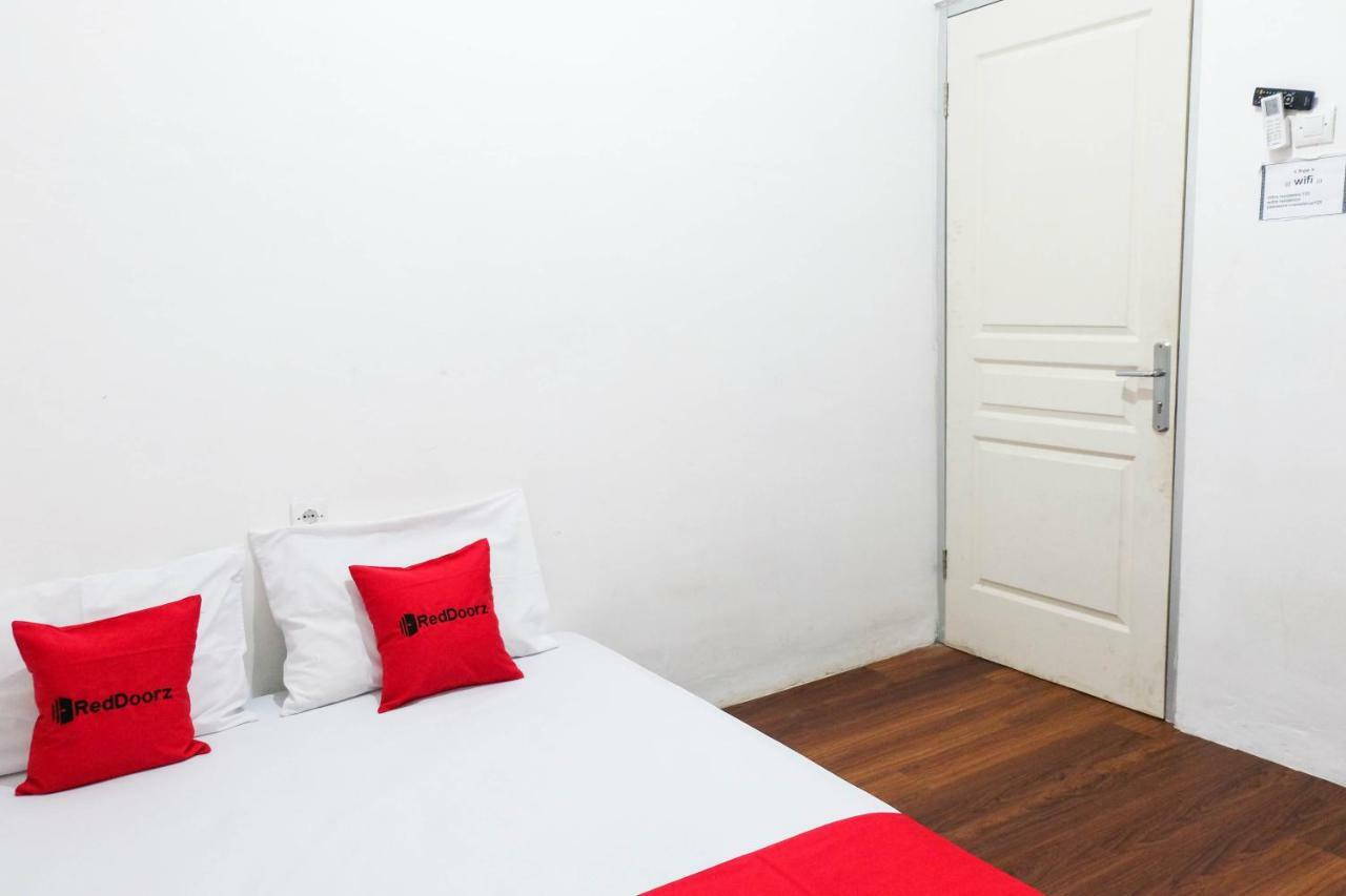 Отель Reddoorz Near Ahmad Yani Airport 3 Семаранг Экстерьер фото