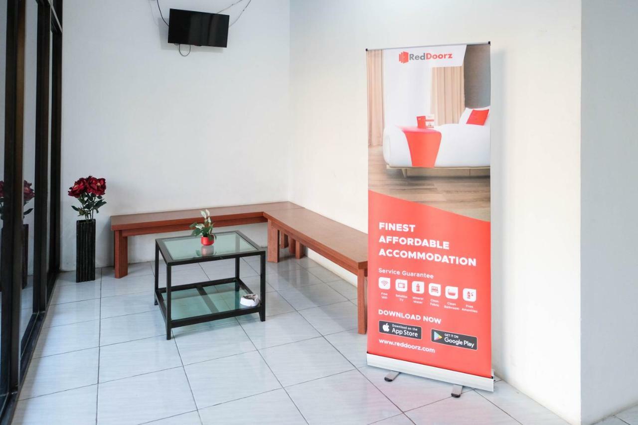 Отель Reddoorz Near Ahmad Yani Airport 3 Семаранг Экстерьер фото