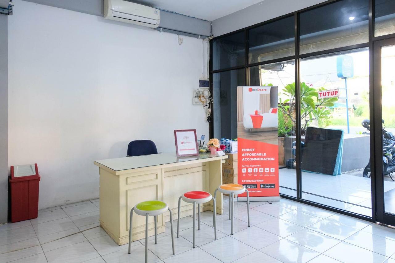 Отель Reddoorz Near Ahmad Yani Airport 3 Семаранг Экстерьер фото