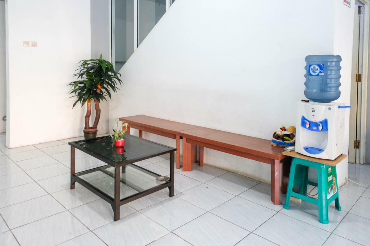 Отель Reddoorz Near Ahmad Yani Airport 3 Семаранг Экстерьер фото