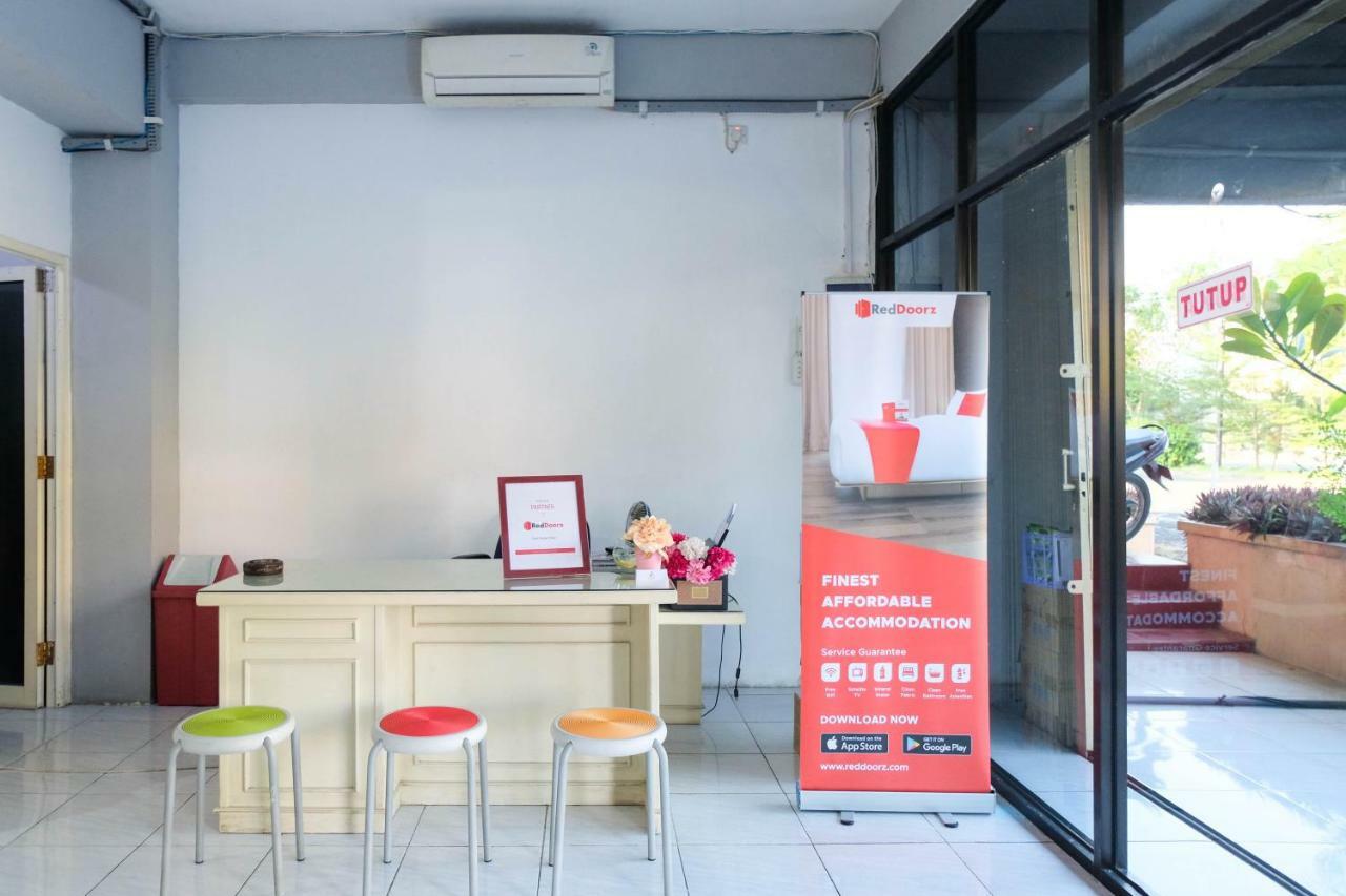 Отель Reddoorz Near Ahmad Yani Airport 3 Семаранг Экстерьер фото