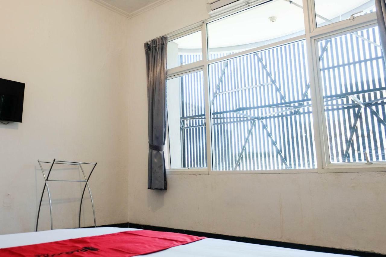 Отель Reddoorz Near Ahmad Yani Airport 3 Семаранг Экстерьер фото