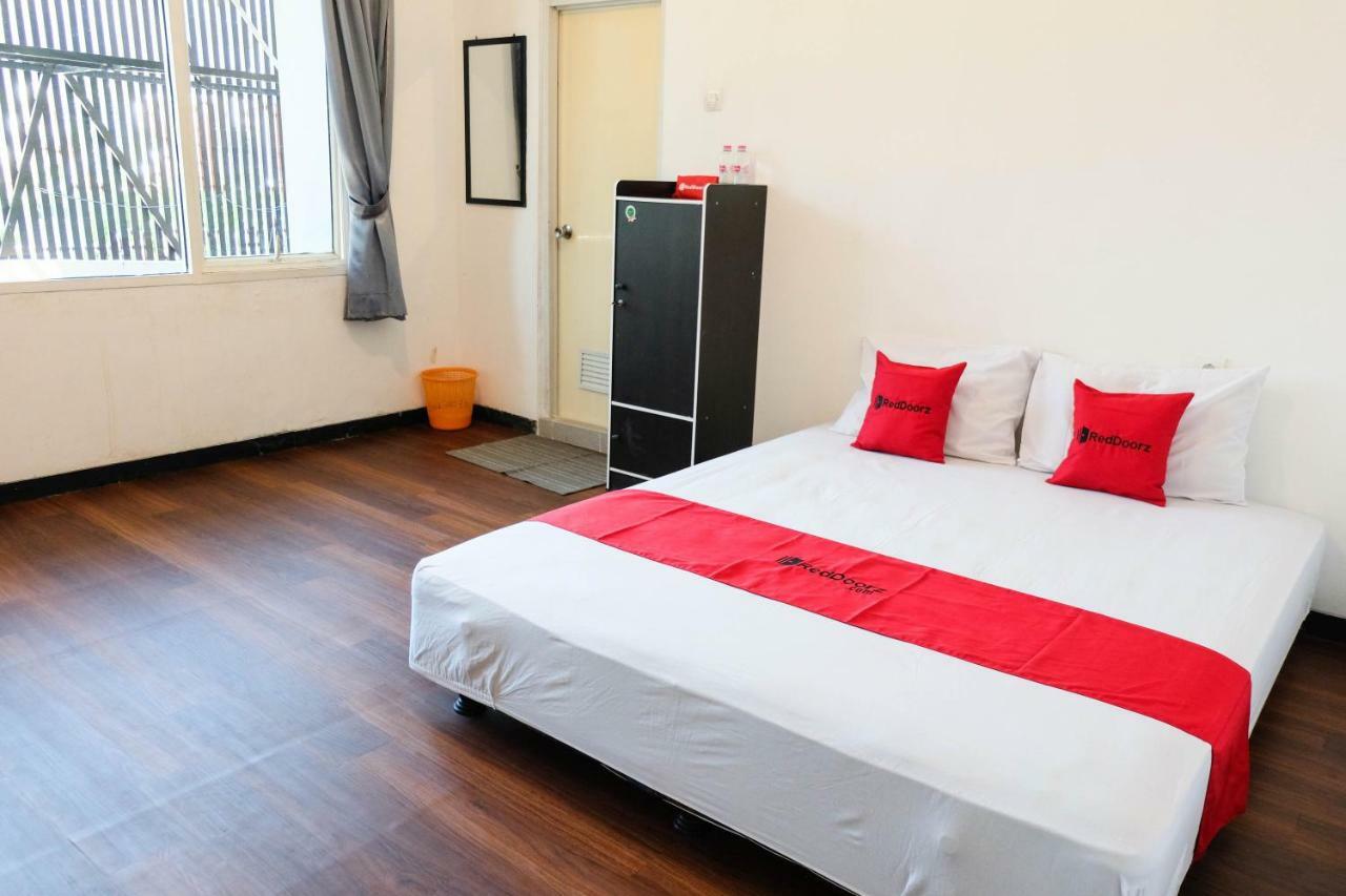 Отель Reddoorz Near Ahmad Yani Airport 3 Семаранг Экстерьер фото