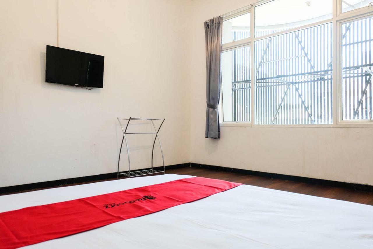 Отель Reddoorz Near Ahmad Yani Airport 3 Семаранг Экстерьер фото