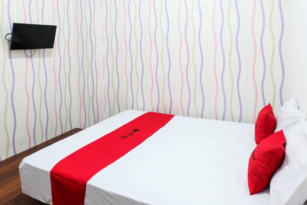 Отель Reddoorz Near Ahmad Yani Airport 3 Семаранг Экстерьер фото
