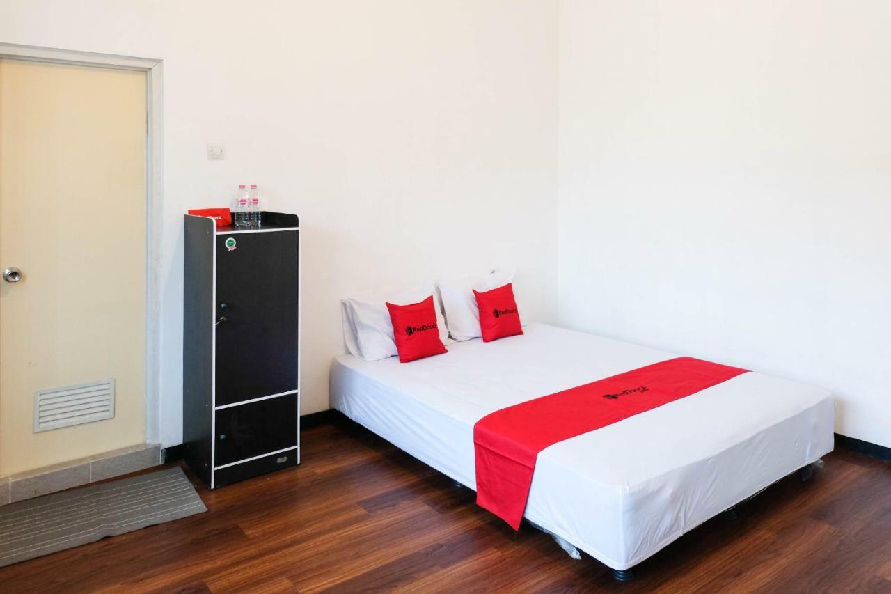 Отель Reddoorz Near Ahmad Yani Airport 3 Семаранг Экстерьер фото