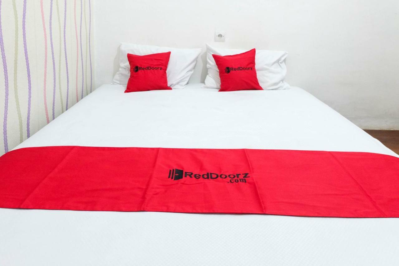 Отель Reddoorz Near Ahmad Yani Airport 3 Семаранг Экстерьер фото