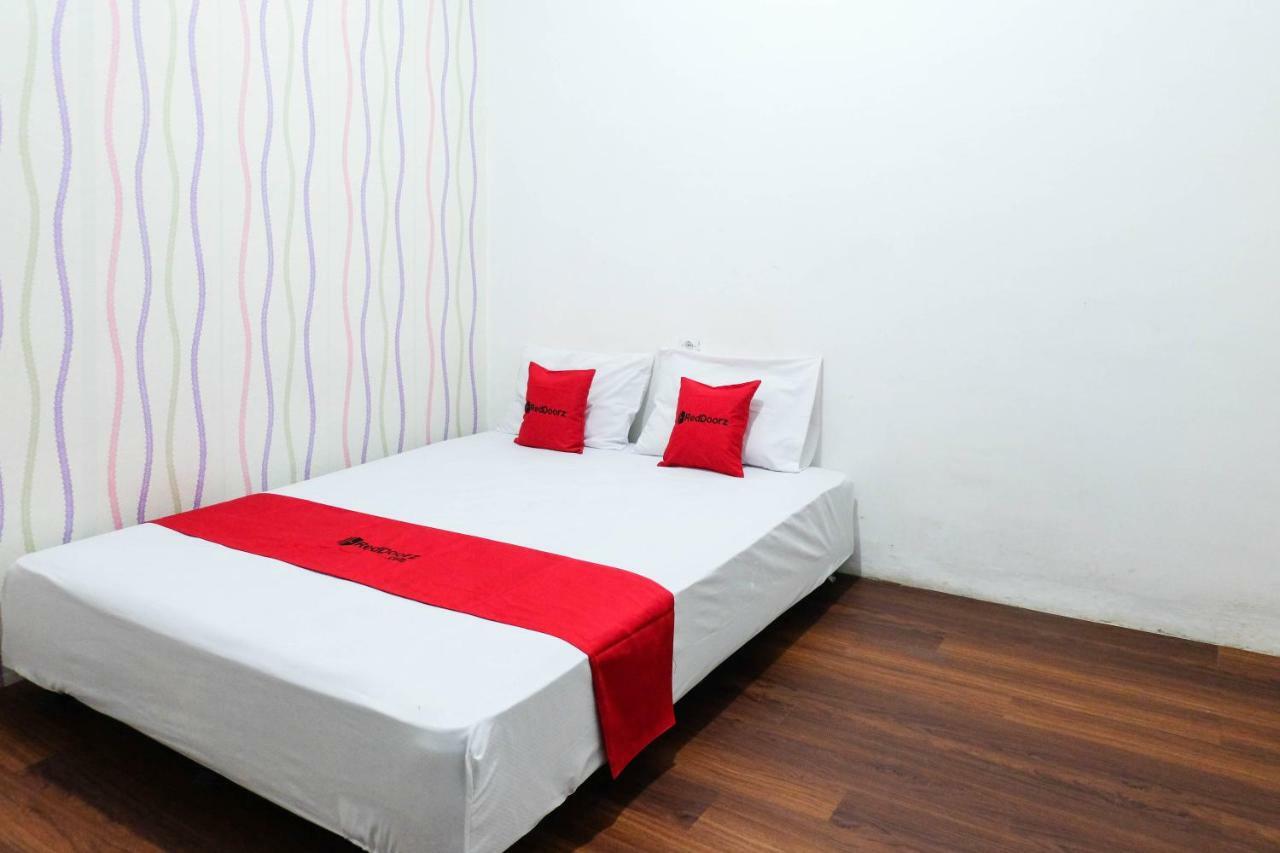 Отель Reddoorz Near Ahmad Yani Airport 3 Семаранг Экстерьер фото